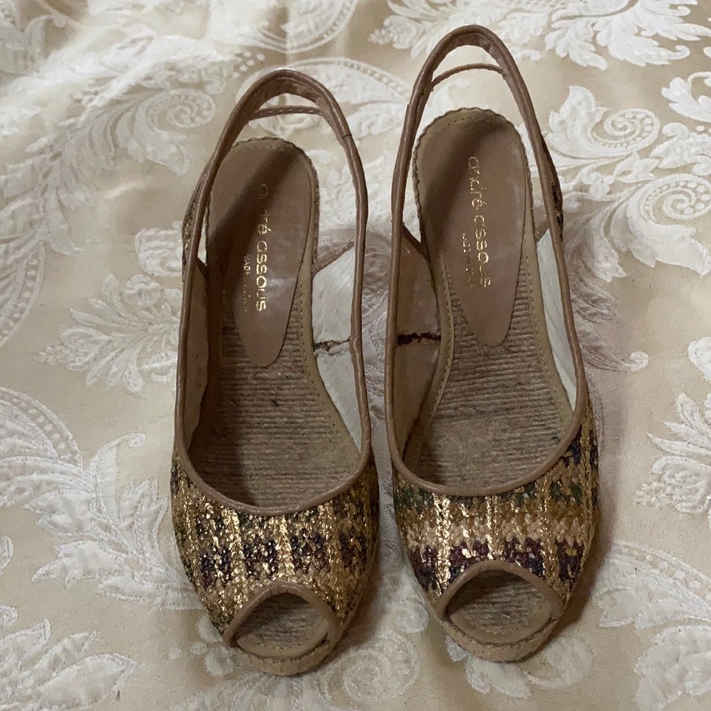 Like New! Andre Assous Woven Metallic Jute wedges
